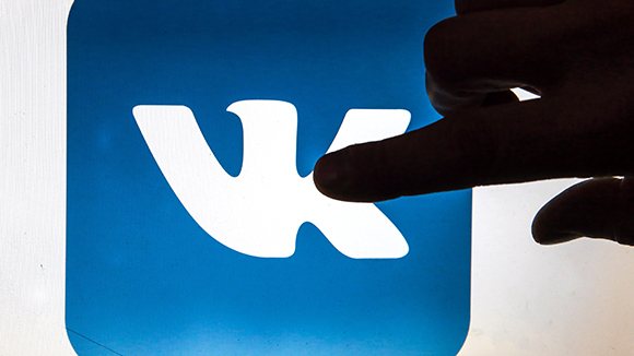 'ST PETERSBURG, RUSSIA - NOVEMBER 21, 2016: A hand touching or pointing to the logo of the VK (Vkontakte) social network on a computer screen. Sergei Konkov/TASS –осси€. —анкт-ѕетербург. ѕриложение социальной сети 